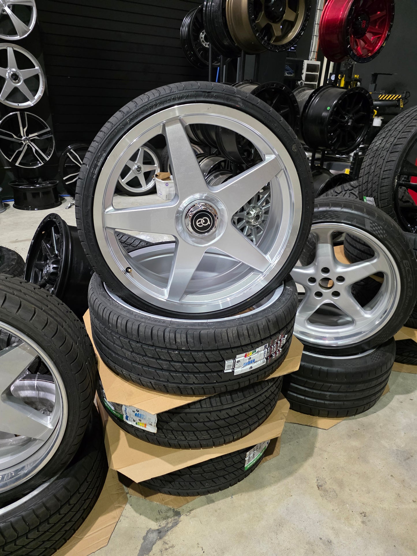 EA STARS STYLE 22x8 - 1 SET WITH TYRES