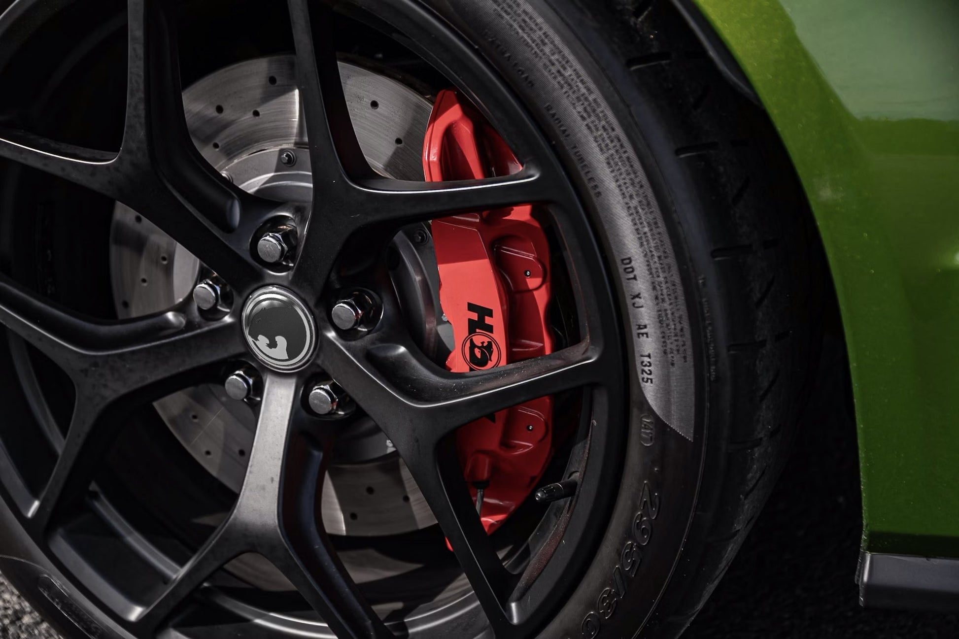 GTS-8 HSV GTSR W1 green vehicle image 5
