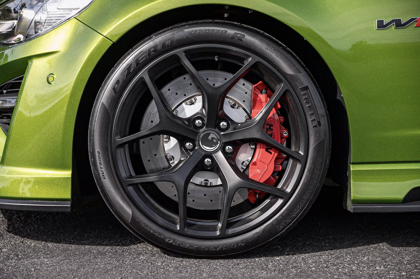GTS-8 HSV GTSR W1 green vehicle image main