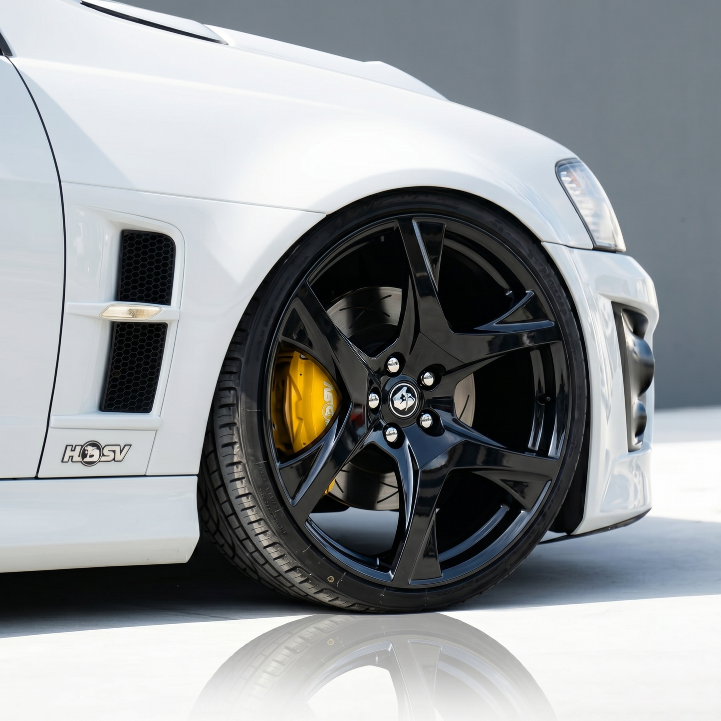 R8 HSV Style 22x9 Gloss Black Set - Holden Commodore VE VF