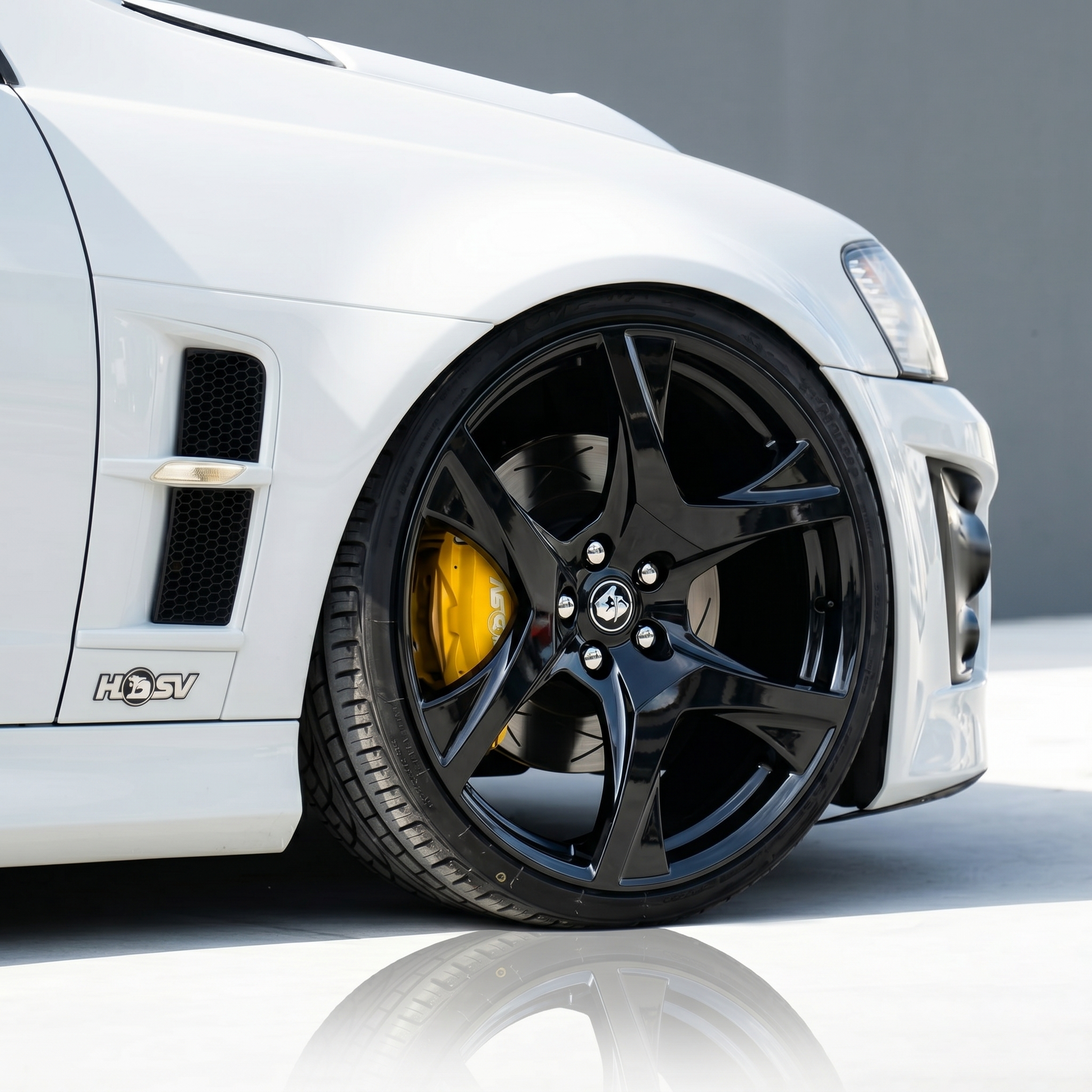 R8 HSV Style 22x9 Gloss Black Set - Holden Commodore VE VF